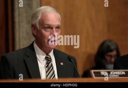 Président du Comité du Sénat américain Ron Johnson parle au comité sénatorial sur la sécurité intérieure et les affaires gouvernementales pendant les premières observations de la nouvelle Direction de la patrouille frontalière américaine audience à l'Dirksen locaux du Sénat le 30 novembre 2016 à Washington, DC. Banque D'Images