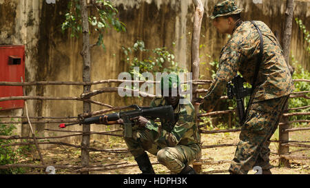 Un soldat américain des signaux à une compagnie sénégalaise de fusilier marin commando au cours d'un exercice de patrouille 2 septembre 2015 à Toubacouta, Sénégal. Banque D'Images