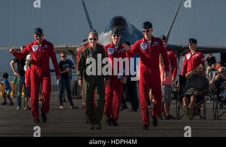 Pilotes de démonstration de l'air Thunderbirds de l'USAF à pied sur la piste avant le décollage au cours de la Nation d'aviation air show à la Nellis Air Force Base le 11 novembre 2016 près de Las Vegas, Nevada. Banque D'Images