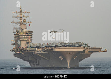 Un Sikorsky MH-60S hélicoptère Seahawk fournit des marchandises à la marine américaine de classe Nimitz des porte-avions USS Dwight D. Eisenhower, le 23 novembre 2016 dans le golfe Arabo-Persique. Banque D'Images