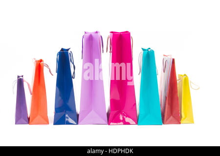 Composition des forfaits shopping coloré et lumineux pour les cadeaux et présente isolated on white Banque D'Images