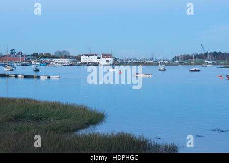 À l'ouest jusqu'à la rivière Deben à Woodbridge moulin à marée, Suffolk, UK. Novembre, Crépuscule Banque D'Images