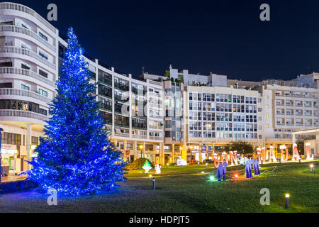 Décorations de Noël à Benidorm, grand arbre avec feux bleus Banque D'Images