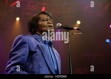 James Brown sur scène avec son groupe à Londres en 2006 Banque D'Images