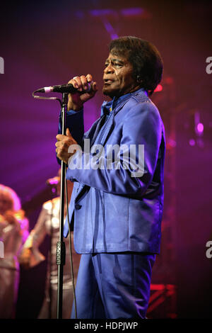 James Brown sur scène avec son groupe à Londres en 2006 Banque D'Images