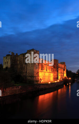 La tombée de la vue sur les ruines du château de Newark, à Newark on Trent, Nottinghamshire, Angleterre, Grande-Bretagne, Royaume-Uni Banque D'Images