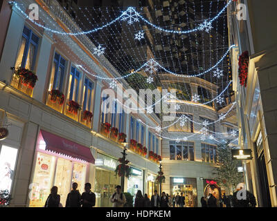 Voir regardant les lumières de Noël et décorations dans Lee Tung Avenue à Wan Chai, Hong Kong Banque D'Images