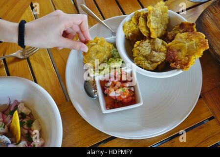 Plantain frit manger tostones (patacones) au Costa Rica Banque D'Images