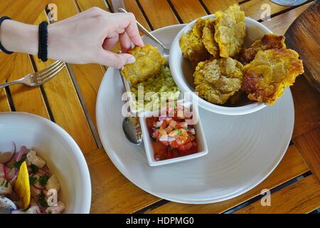 Plantain frit manger tostones (patacones) au Costa Rica Banque D'Images