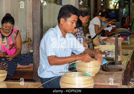 Des plats birmans de laques à une usine locale dans la région de Old Bagan Banque D'Images