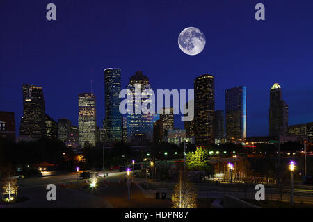 Une Lune qui s'élève au-dessus de Houston, Texas Banque D'Images