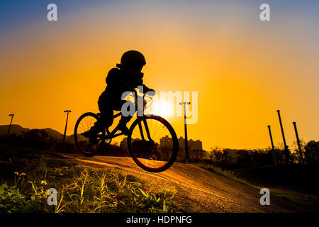 Silhouette de Stunt Bmx Rider - le ton des couleurs à l'écoute Banque D'Images