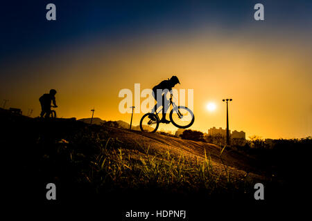 Silhouette de Stunt Bmx Rider - le ton des couleurs à l'écoute Banque D'Images