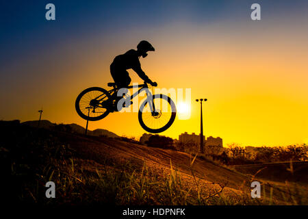 Silhouette de Stunt Bmx Rider - le ton des couleurs à l'écoute Banque D'Images