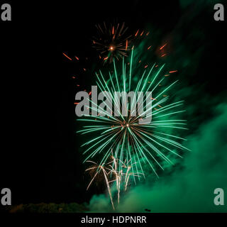 D'artifice colorés isolé avec arrière-plan simple Banque D'Images