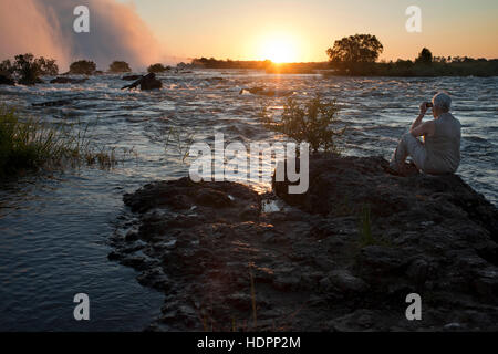 Coucher du soleil dans le Victoria Falls. La plus grande chute d'eau dans le monde. Les Chutes Victoria ont été facturés comme le plus grand rideau d'eau tombant sur ce Banque D'Images