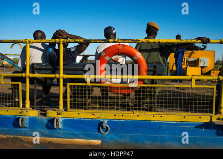 Pour traverser la rivière Chobe. De Victoria Falls est possible de visiter le Botswana. En particulier le Parc National de Chobe. Chobe, qui est la s Banque D'Images