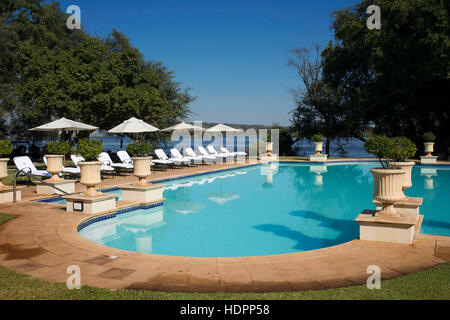 Royal Livingstone Hotel piscine. Au Royal Livingstone Hotel, vous pouvez vous attendre à rien de moins que le meilleur service. L'objectif est de dépasser votre ex Banque D'Images