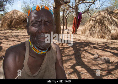 Ou Hadzabe Hadzas, homme, personne âgée, le lac Eyasi, Tanzanie Banque D'Images