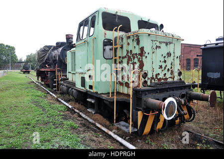 Abandonnée et les apparaux de manœuvre diesel moteur dans un triage ferroviaire allemand, l'exploration urbaine Banque D'Images