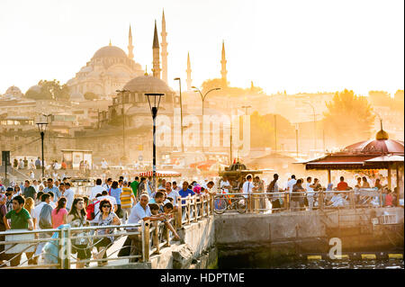 Au bord de l'eau avec l'Eminonu Rustem Pasha Mosque on the skyline, Istanbul, Turquie Banque D'Images