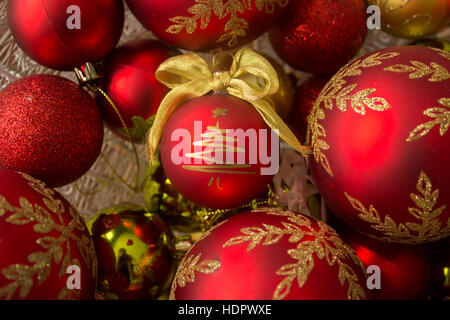 Boules de Noël décoratives dans un bol de cristal, l'accent sur l'arbre de Noël. Photographié à partir de ci-dessus. Banque D'Images