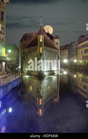 Vue de la nuit de lune et l'ancienne prison à Annecy, France Banque D'Images