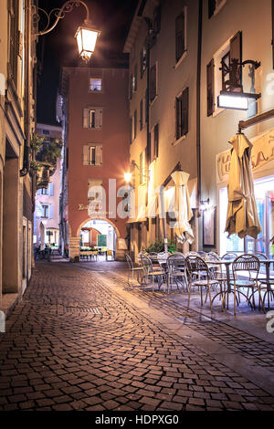 RIVA DEL GARDA, ITALIE - Mai 2014 : Riva del Garda ville par nuit Banque D'Images
