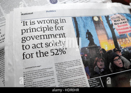 'C'est mauvais en principe de gouvernement à agir uniquement pour les 52 %' article de journal titre dans Guardian London UK Banque D'Images