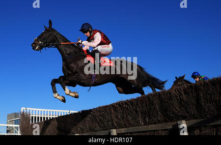 Notre Kaempfer monté par jockey Noel Fehily pendant le Fuller's London Pride Novices' Chase (Grade 2) (enregistré comme le comté de novices' Chase) Banque D'Images