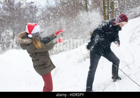 Crazy couple dans lutte contre la neige sur un jour de neige Banque D'Images