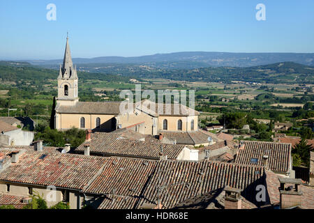 Vue panoramique sur le village de Bonnieux, la nouvelle église et la plaine principale du Parc Régional du Luberon Provence France Banque D'Images