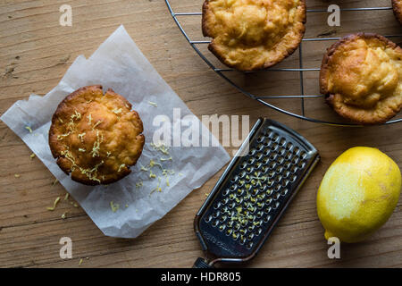 Muffin citron frais faits maison sur table en bois Banque D'Images