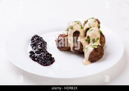 Boulettes de viande avec de la confiture de bleuets suédois on white plate Banque D'Images