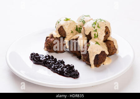 Boulettes de viande avec de la confiture de bleuets suédois on white plate Banque D'Images