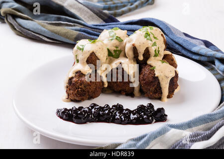 Boulettes de viande avec de la confiture de bleuets suédois on white plate Banque D'Images