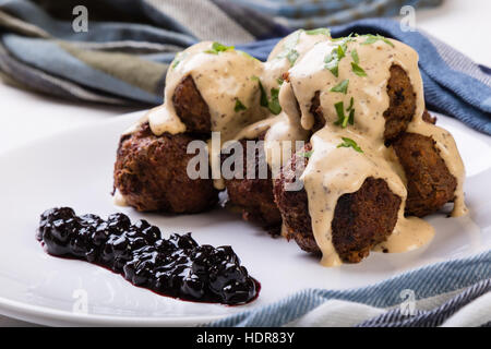 Boulettes de viande avec de la confiture de bleuets suédois on white plate Banque D'Images