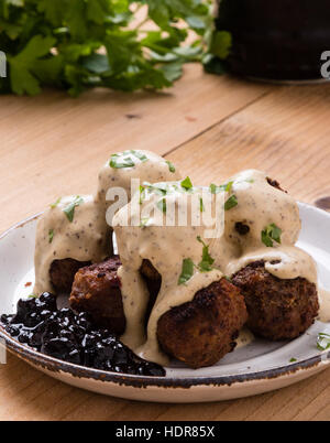 Boulettes de viande avec de la confiture de bleuets suédois sur table rustique Banque D'Images