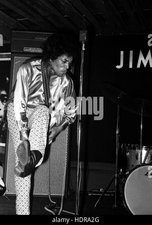 Ulrich Handl a été au centre de Munich pour certains moments musicaux les plus magiques - il se prit les Beatles et Jimi Hendrix capturés lors de sa guitare-licking meilleur en tant qu'adolescent. Uli, qui a eu 70 ans en septembre (16), est un trésor de souvenirs fr Banque D'Images