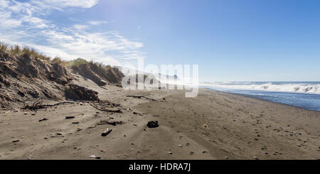 Belle plage avec de profonds changements dans le paysage et d'un brouillard ou brouillard accroché aux montagnes dans la côte de l'Oregon Banque D'Images