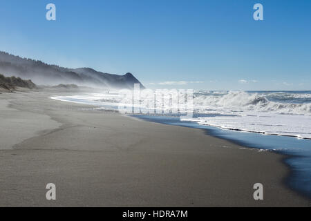 Belle plage avec de profonds changements dans le paysage et d'un brouillard ou brouillard accroché aux montagnes dans la côte de l'Oregon Banque D'Images