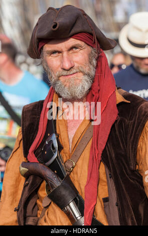 ROSTOCK / ALLEMAGNE - le 10 août 2014 : un homme dans un costume de pirate promenades sur la Hanse Sail. Le Hanse Sail est le plus grand festival maritime dans le Mecklembourg Banque D'Images