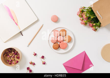 Mise à plat de délicieux macarons allongé sur la plaque Banque D'Images