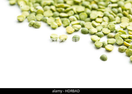 Pois cassés verts isolé sur fond blanc. Banque D'Images