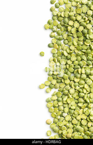 Pois cassés verts isolé sur fond blanc. Banque D'Images