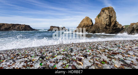 Galets de verre coloré cette plage à Fort Bragg, la plage était utilisée comme un dépotoir il y a des années, la nature a chuté de la vitre et il poli Banque D'Images