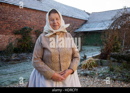 Femme de Moravie du sud en République tchèque portant des costumes traditionnels de la région Banque D'Images