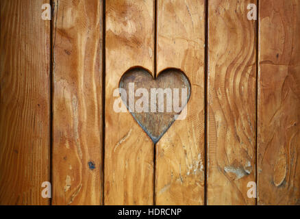 Une forme de coeur, symbole de l'amour et de romance, coupé en bois sculpté vintage old grunge planches en bois brun naturel texture background, Close up Banque D'Images