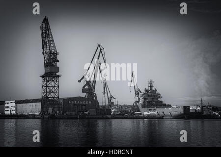 Grues en Astillero, Santander, Cantabria, Spain, Europe Banque D'Images