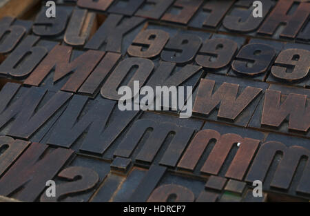 Ancien en bois antique vintage typographie typographie offset pâtés grunge sale avec de la peinture, technique mixte alphabet, Close up, high angle view Banque D'Images